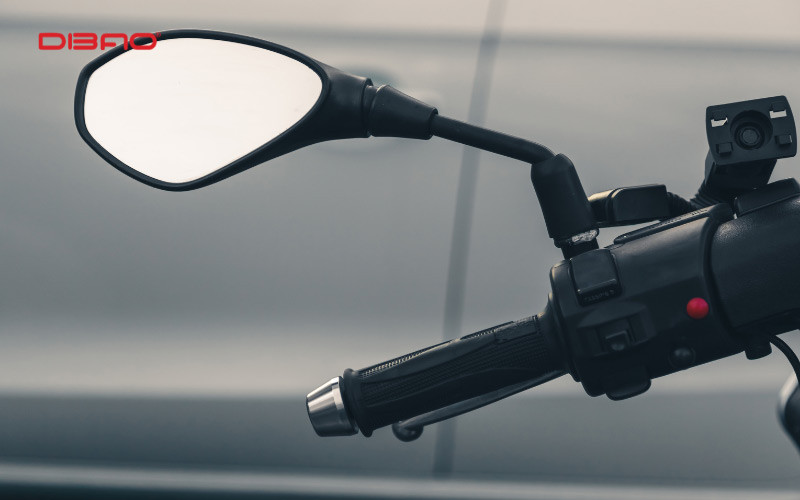 Lắp gương xe máy một bên có bị phạt không? Giải đáp chi tiết